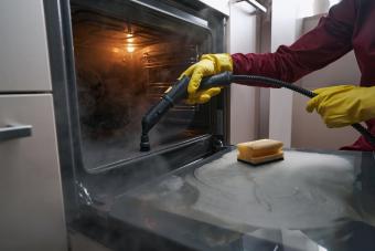 https://cf.ltkcdn.net/home/cleaning/images/slide/360977-850x567-Oven-cleaning_2087007979.jpg