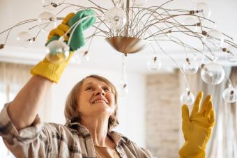 https://cf.ltkcdn.net/home/cleaning/images/slide/360980-850x567-light-fixture_2626535501.jpg