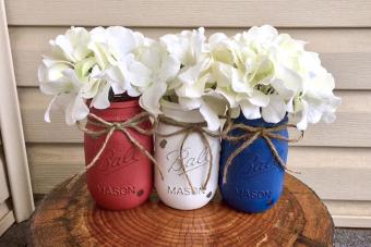 https://cf.ltkcdn.net/home/design-decor/images/slide/341940-708x472-patriotic-painted-mason-jars.jpg