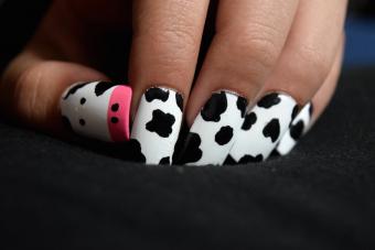 https://cf.ltkcdn.net/home/design-decor/images/slide/343296-850x566-cow-design-nails-611914964.jpg