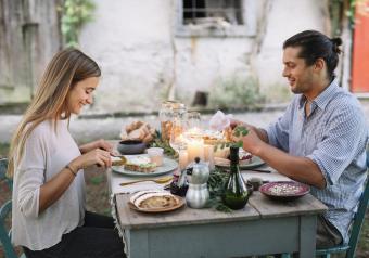 https://cf.ltkcdn.net/horoscopes/images/slide/256289-850x595-5_couple_dinner_outside.jpg