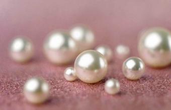 Loose white pearls 