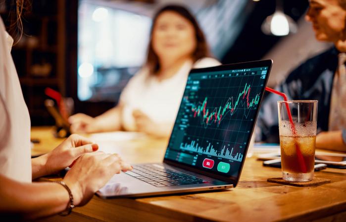 friends discuss financial astrology