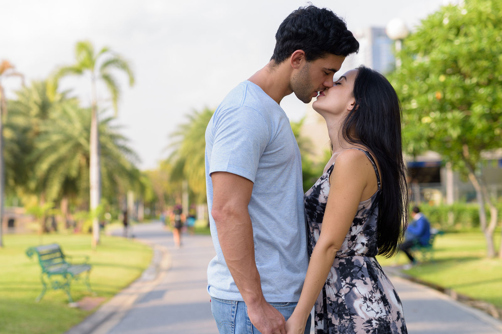 pareja-romantica-besandose.jpg