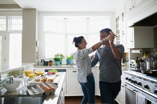 pareja-bailando-en-la-cocina.jpg