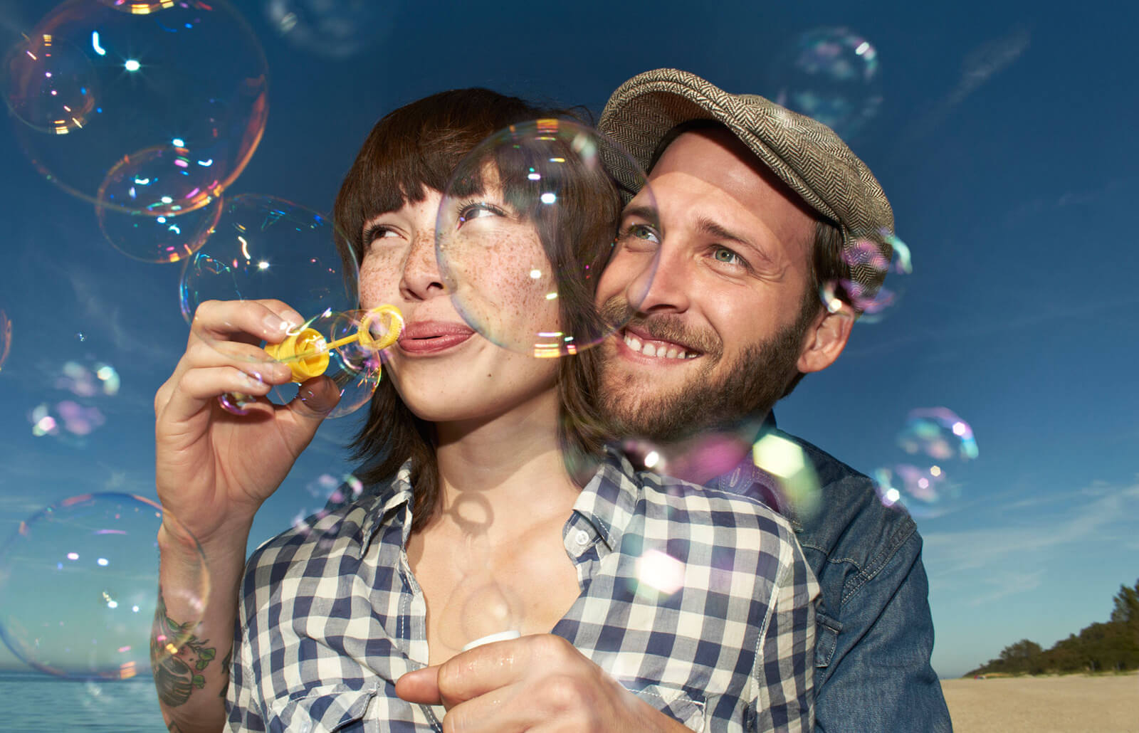 pareja-soplando-burbujas.jpg