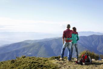Una pareja en la cima de la montaña