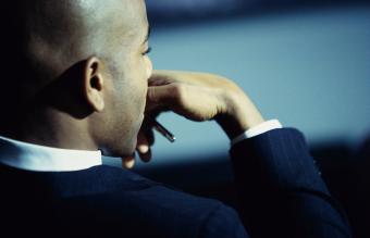 Un hombre Virgo es pensativo y profundo