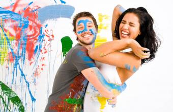 Pareja pintando habitación juntos