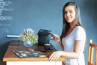Mujer esperando en un café