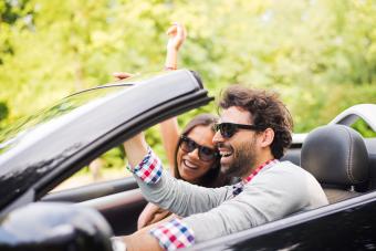 Hombre y mujer disfrutando del camino abierto