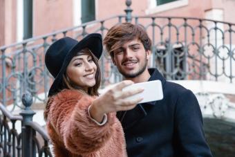 Hombre Virgo con su novia