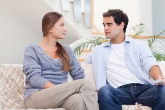 Pareja sentada en el sofá