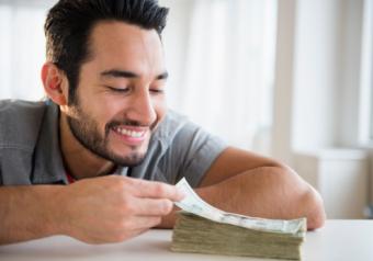 Hombre contando dinero