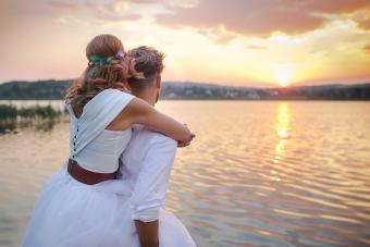 Pareja viendo el atardecer juntos