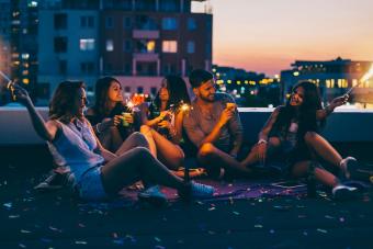 Amigos en una reunión al aire libre