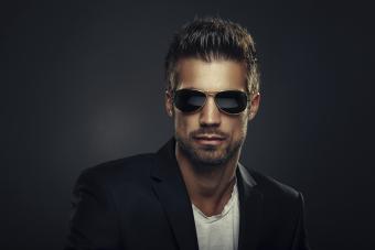 Hombre guapo con gafas de sol