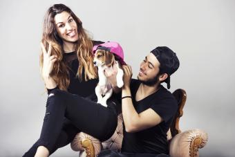 Linda pareja con cachorro