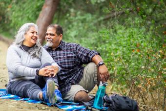 pareja senior sentado afuera