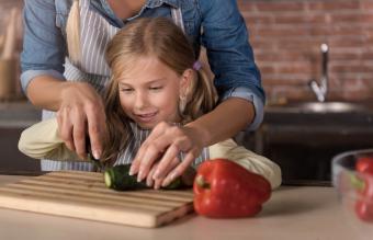 Madre e hija cocinado juntas