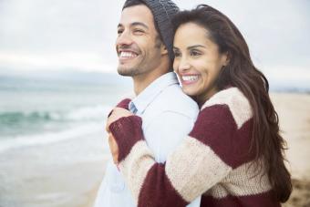 Pareja abrazandose en la playa