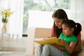 Madre leyendo libro con hija