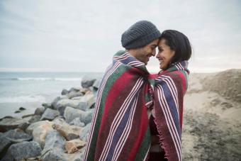 pareja en manta en la playa