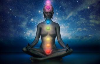 Posición de loto meditación con chakras visibles