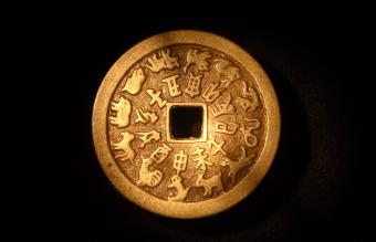 moneda con zodiaco chino