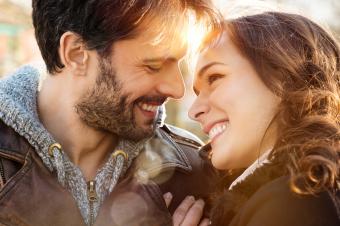 sonriente hombre y mujer