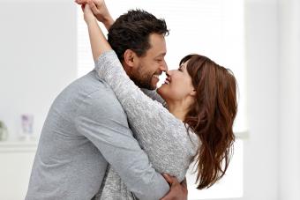 hombre abrazando a la mujer