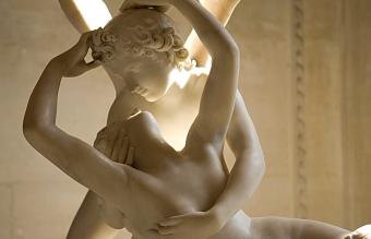 Escultura de mármol de cupido y psique