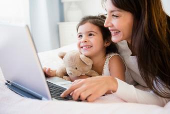 madre e hija usando la computadora