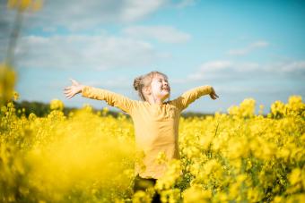 niña despreocupada en un campo