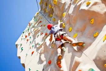 Aries niño pared de escalada