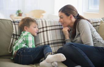 Madre e hijo hablando