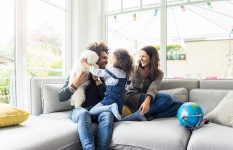 Familia feliz con perro sentados juntos