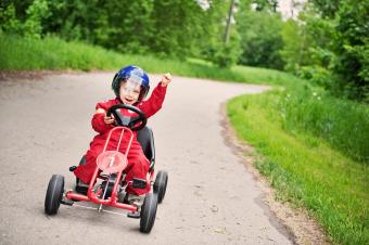 Un niño pequeño ganando una carrera de karts