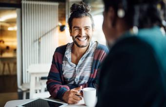 Hombres hablando en un café