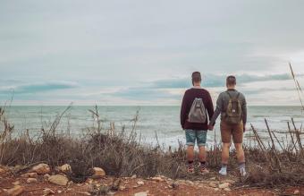 Senderismo en pareja en la playa