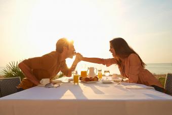 mujer alimentando al marido