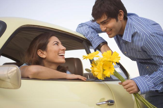 Hombre dando flores a la mujer