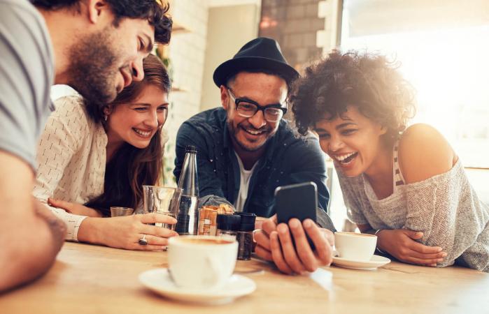 Amigos mirando el teléfono móvil