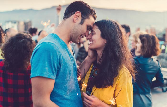 Pareja romántica en la azotea