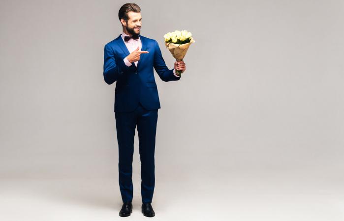 Hombre elegante con flores