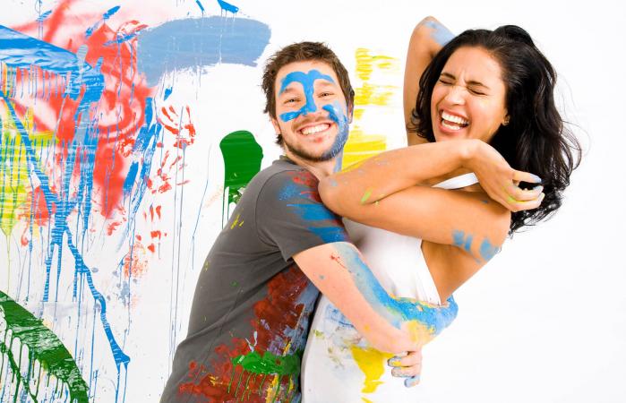 Pareja pintando habitación juntos