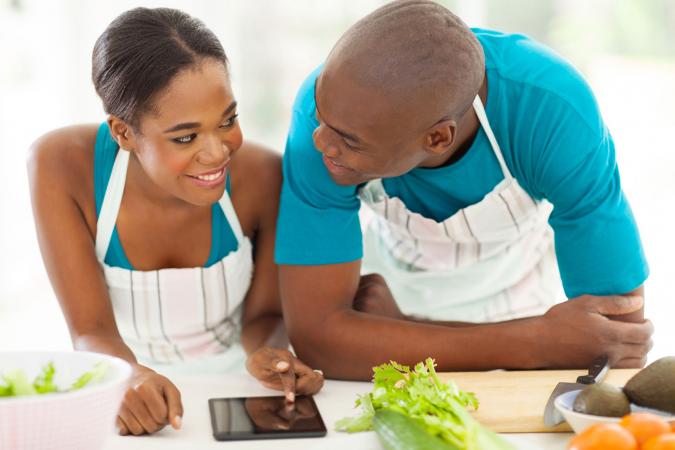 Pareja virgo y cáncer en la cocina