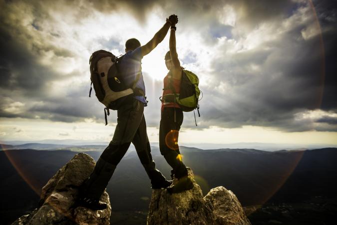Pareja en la cima de la montaña