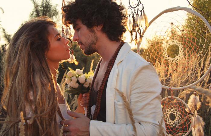 Pareja en boda de estilo indio
