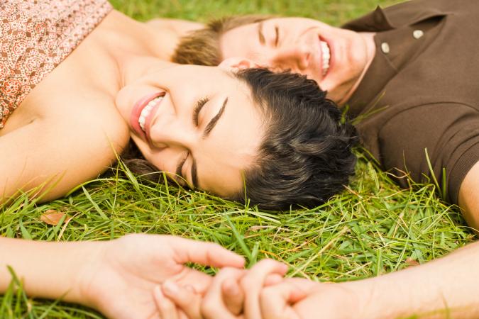 Pareja descansando en la hierba